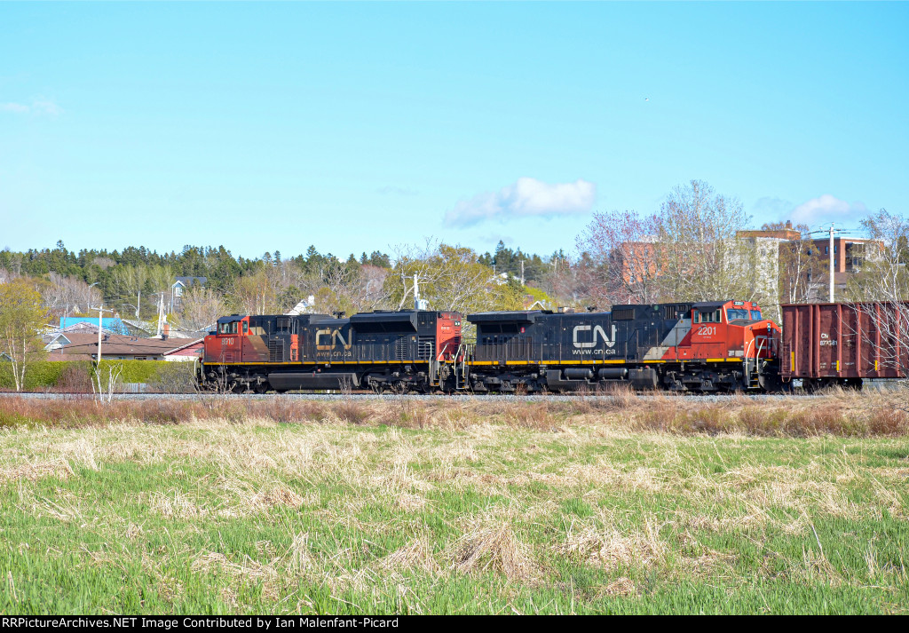 8910 leads CN 402 near Varennes-sur-Mer